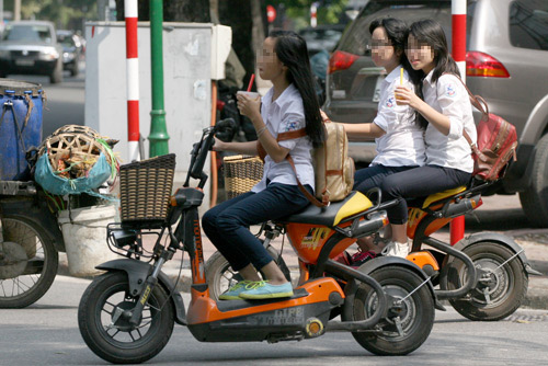 Từ 10/4, học sinh phải đội mũ bảo hiểm khi đi xe đạp, xe máy điện. Ảnh: Phương Sơn